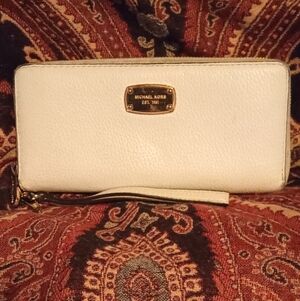 Micheal Kors Jet Set Travel Continental Pebble Grain  White Leather  Wallet